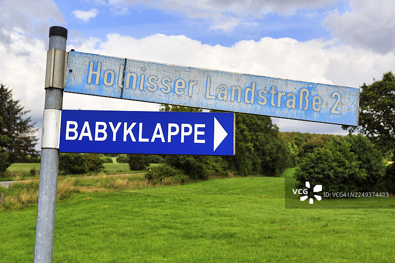 指示牌，婴儿安全门/窗口指示牌，紧急援助，新生儿关怀，格吕克斯堡，石勒苏益格-荷尔斯泰因州，德国图片素材