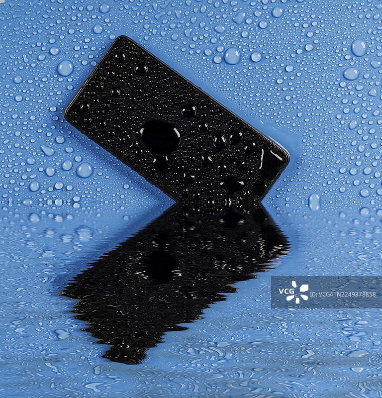 因意外跌落水中而损坏的智能手机。图片素材