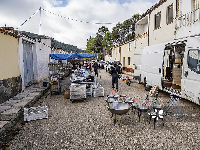 西班牙阿尔瓦塞特一个农业村庄的小街市里的人们在购物。图片素材
