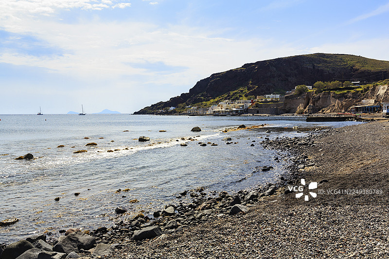 阿克罗蒂里海滩，宁静空旷的鹅卵石海滩，圣托里尼岛，基克拉泽斯群岛，希腊阿克罗蒂里附近海岸线图片素材