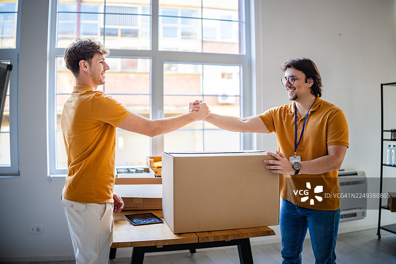 志愿者们通过团队合作和共同价值观团结一致，支持社区食品银行。图片素材