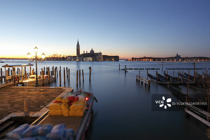 从帕利亚桥看向圣乔治岛，岛上有圣乔治马乔雷教堂，意大利威尼托大区威尼斯图片素材