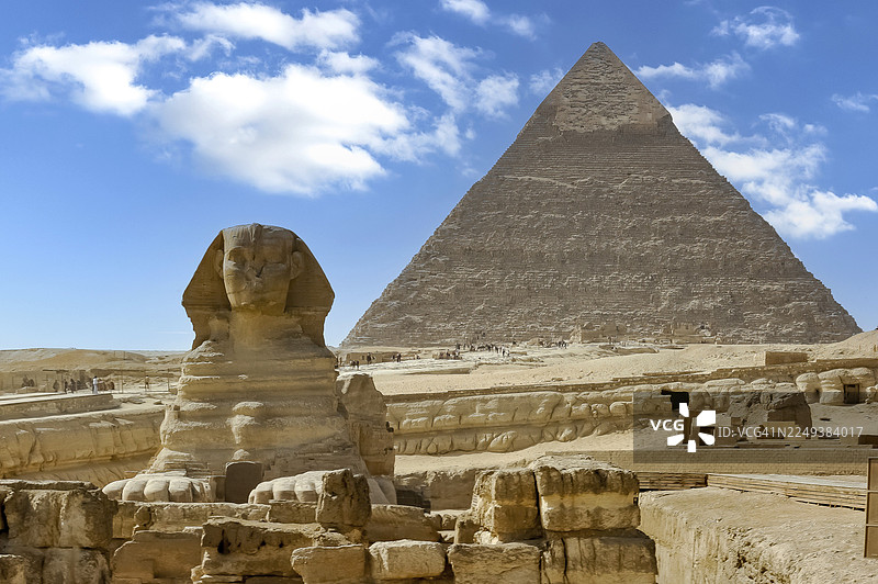埃及吉萨狮身人面像，背后是第二高的埃及金字塔——卡夫拉金字塔，位于埃及开罗吉萨高原。图片素材