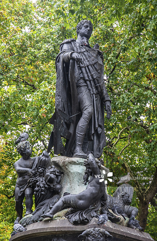 弗朗西斯·罗素（1765-1802），第5代贝德福德公爵，位于伦敦英格兰英国大不列颠联合王国西区卡姆登区布卢姆斯伯里罗素广场的雕像图片素材