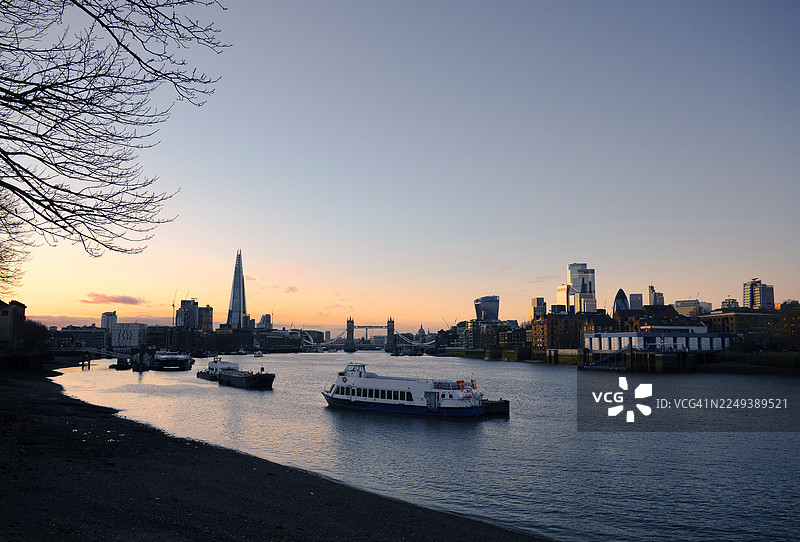 在晴朗的冬日魔法时刻，从伯蒙德赛河滨看到的碎片大厦和伦敦金融城天际线图片素材