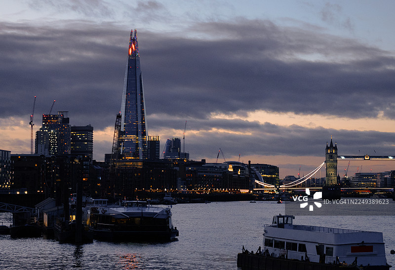 在晴朗的冬日魔法时刻，从百货公司河畔看到的碎片大厦和塔桥景观图片素材