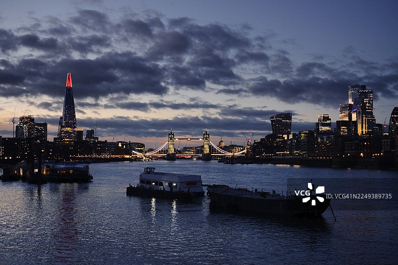 在晴朗的冬日夜晚，从伯蒙德西河畔看到的碎片大厦、伦敦塔桥及伦敦城市天际线图片素材