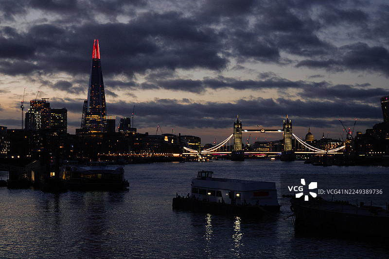 在晴朗的冬日夜晚，从贝尔蒙特河畔看到的碎片大厦和伦敦塔天际线图片素材
