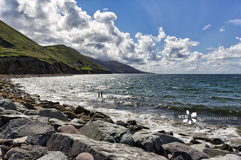 海岸线，岩石海岸，大西洋沿岸的罗斯贝格海滩，春日云彩，全景公路凯里环线，伊维拉半岛，狂野大西洋之路，爱尔兰图片素材