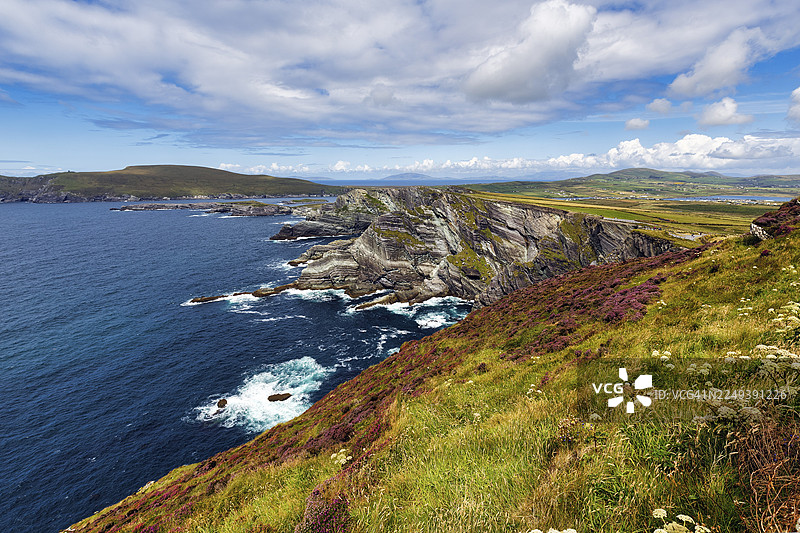 爱尔兰凯里郡伊维拉半岛波特马吉港斯凯利格环路风景道上的凯里悬崖，位于野性大西洋之路沿线图片素材