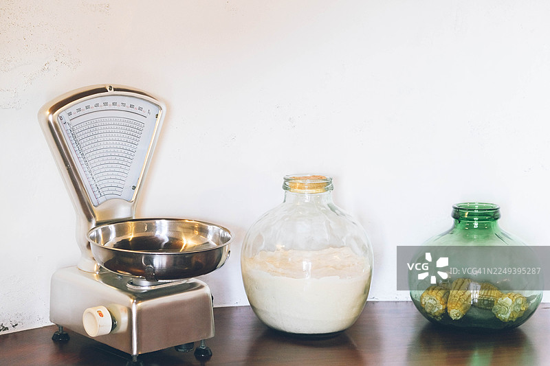 经典的商店秤和装有面粉及玉米穗的玻璃罐图片素材