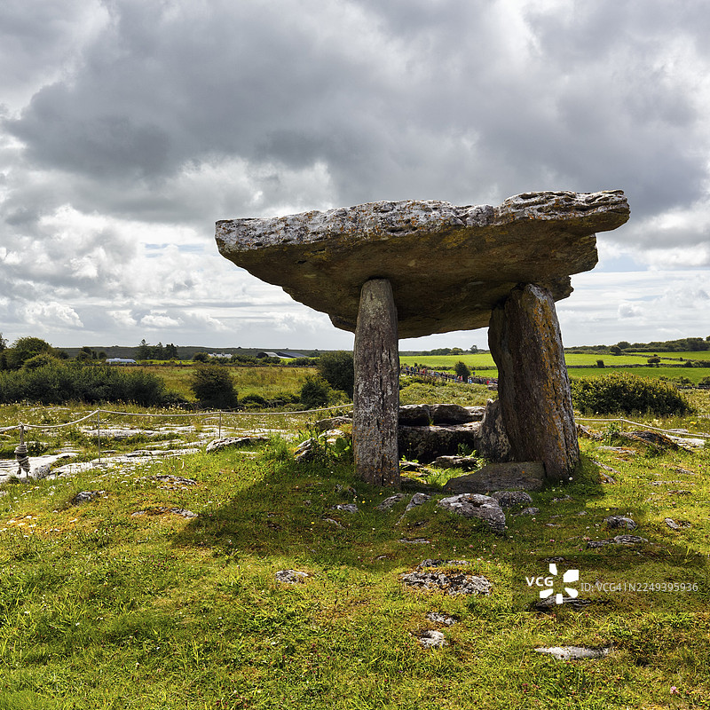 波尔纳布罗尼石墓,波尔纳布罗尼,新石器时代的门户石墓,位于爱尔兰克莱尔郡巴伦国家公园的巨石遗址图片素材