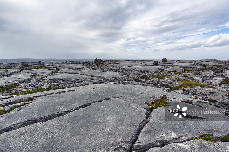 奇特形状的石灰石板,海岸线徒步小径,巴伦石灰岩海岸,穆鲁格图希观景点,克莱尔郡,野大西洋之路,大西洋,爱尔兰图片素材