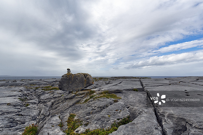 奇特的石灰岩石板，徒步小径，海岸石堆，巴伦地区的石灰岩海岸，穆鲁格图希观景点，克莱尔郡，狂野大西洋之路，大西洋，爱尔兰图片素材