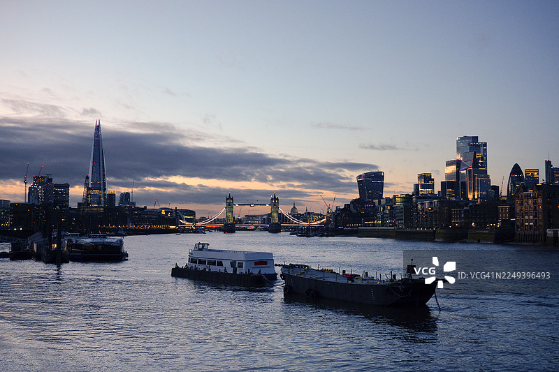 在晴朗的冬日魔法时刻，从伯蒙西河畔看到的碎片大厦、伦敦塔桥及伦敦市天际线图片素材