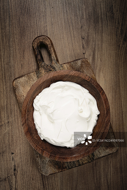 木碗盛酸奶油，木桌上，俯视，特写，无人图片素材