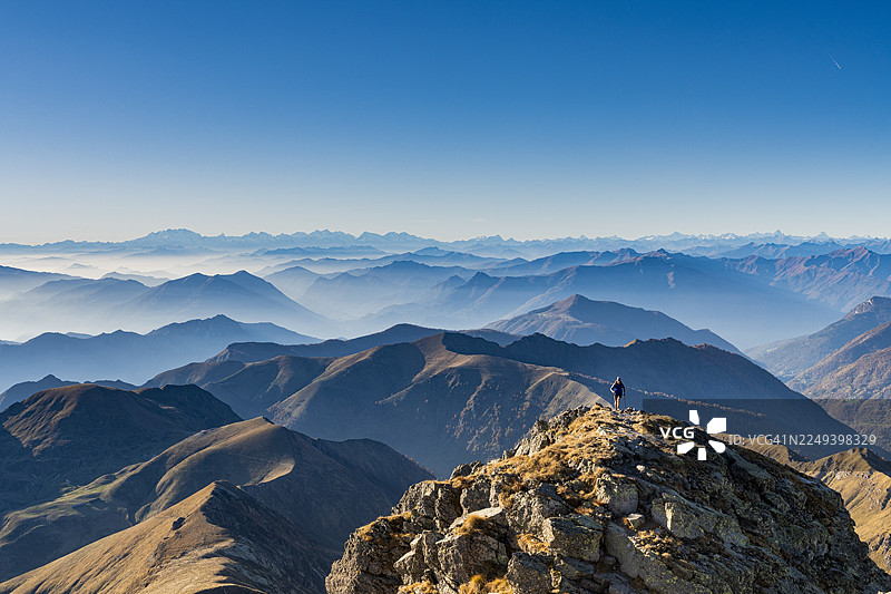 徒步旅行者在山顶欣赏风景图片素材