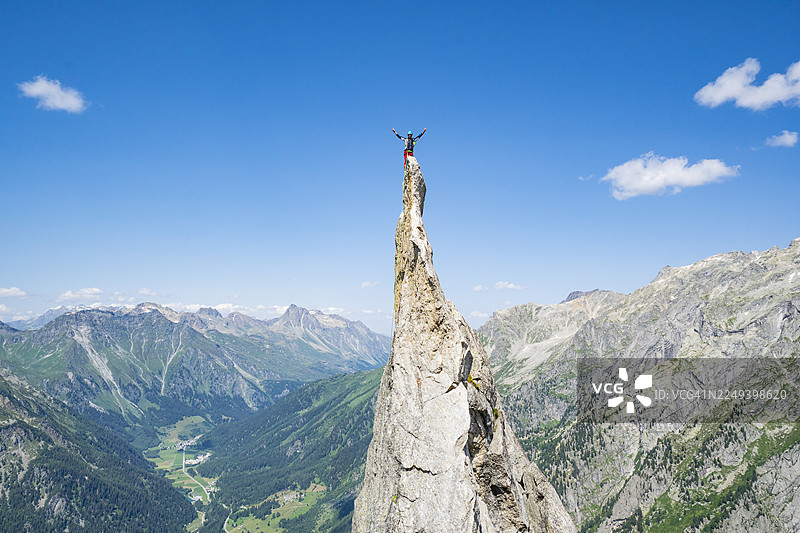 瑞士阿尔卑斯山，攀登者喜悦地登上菲亚玛尖峰图片素材