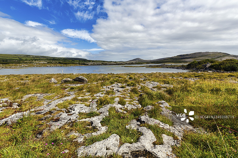 喀斯特地貌，地平线上的湖泊，巴伦国家公园，克莱尔郡，爱尔兰图片素材