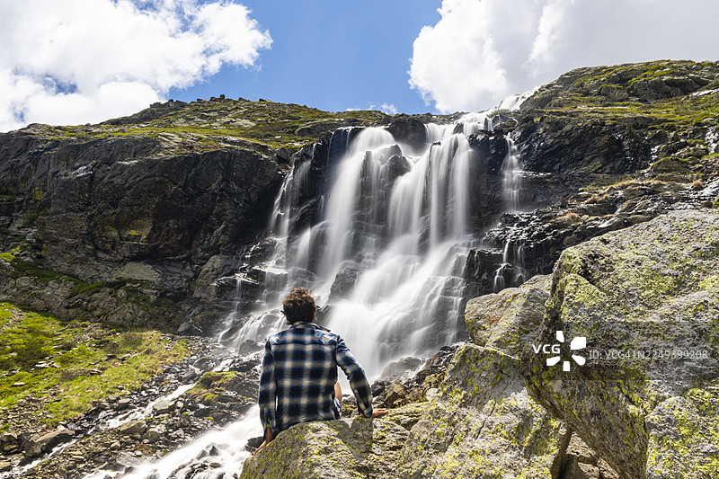 徒步者在瓦尔泰利纳观看山间瀑布图片素材