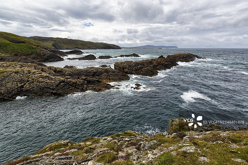 崎岖的岩石海岸，雨云，梅尔莫尔，唐宁斯，博伊格特海滩，谋杀洞海滩，希夫哈芬湾，罗斯吉尔半岛，多尼戈尔，爱尔兰图片素材