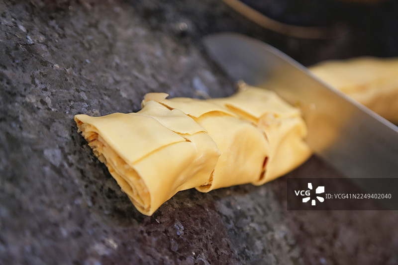 施瓦本美食，卷心菜煎饼的制作，施瓦本面口袋，酿酸菜和熏肉的煎饼，美味，咸味，主菜，生面饼，祖母的厨房，地方特色，家常菜，典型的施瓦本风味，传统美食图片素材