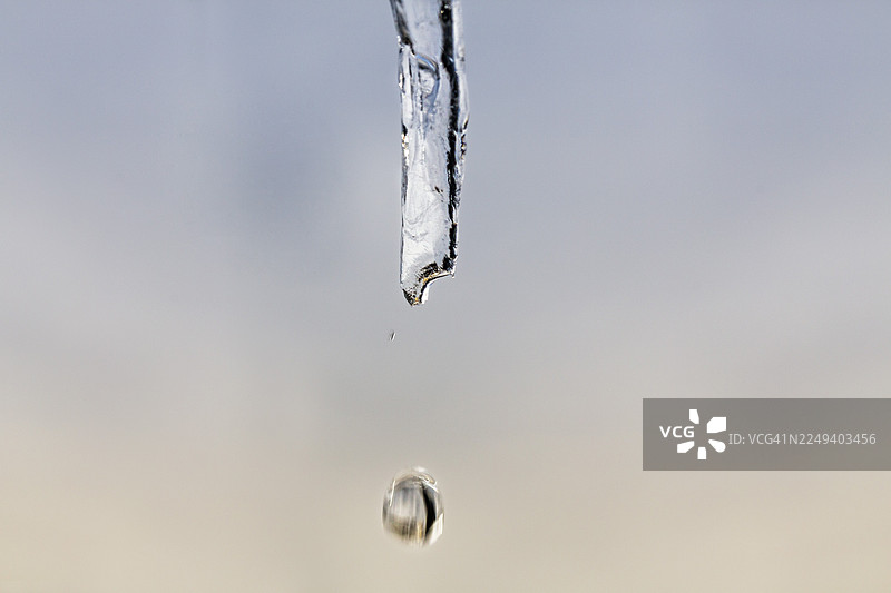 冰柱融化，滴水，微距，2010年异常寒冷的冬天，象征性的冬季天气照片，融化，变暖，气候变化，气象学，过去，德国霍克斯特图片素材