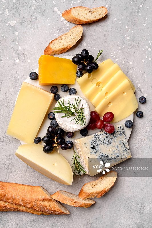 意大利和法国美食奶酪拼盘，包含手工奶酪什锦、马苏里拉、硬质奶酪、霉菌奶酪、戈贡佐拉、佩克里诺、艾曼塔、洛克福图片素材