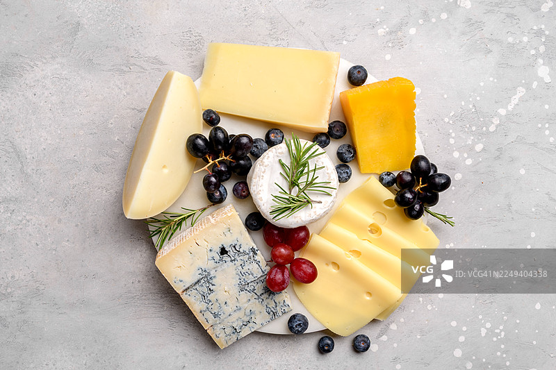 意大利和法国美食奶酪拼盘，包含手工奶酪什锦，如马苏里拉、硬质奶酪、蓝纹奶酪、戈贡佐拉、佩克里诺、艾曼塔、洛克福。图片素材