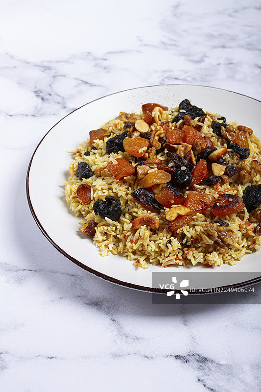 自制的中东风味米饭，加入了干果、坚果和香料，无人出镜图片素材