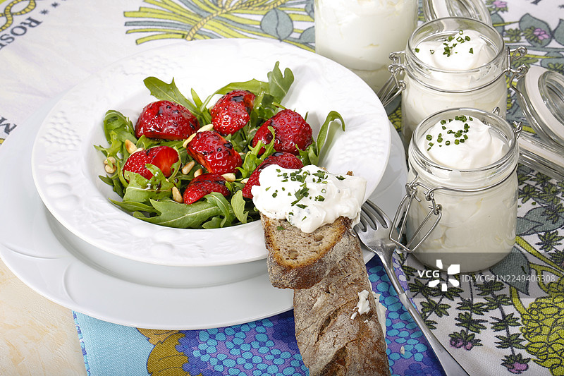 施瓦本菜肴，罐装奶酪，带草莓的芝麻菜沙拉，松子，施瓦本奶油芝士，乳制品，素食，健康，芝麻菜，面包，细香葱，摆放在盘子里，奶奶的厨房，地方特色，家常菜，典型的施瓦本风味图片素材