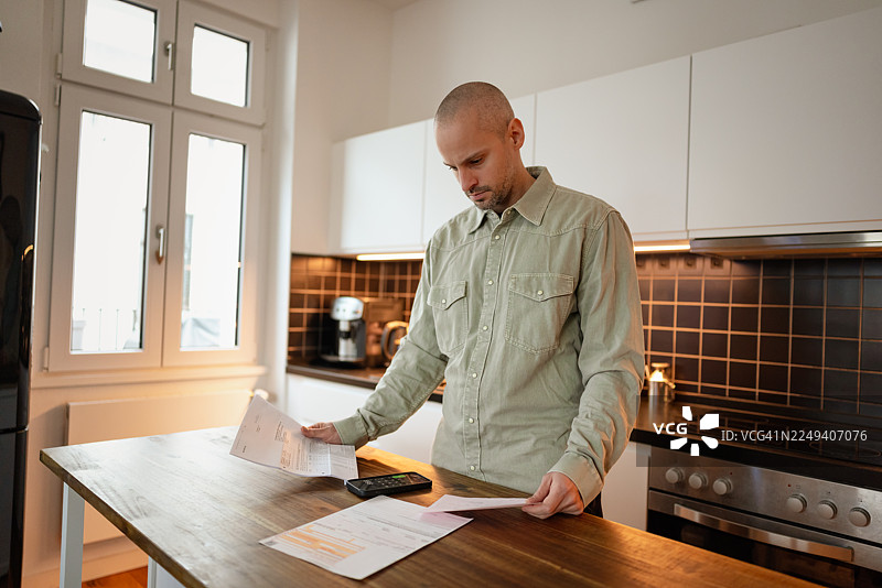 男人在分析账单和财务文件 - 广角镜头图片素材