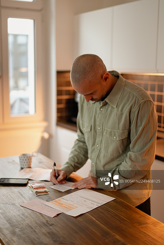 男人管理财务并记录金额图片素材