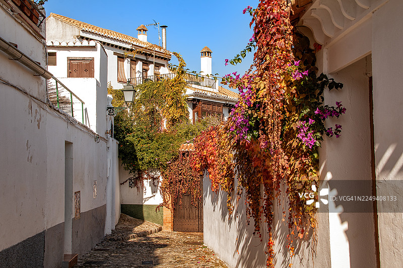 冬季的格拉纳达阿尔拜辛区风景如画的白色街道图片素材