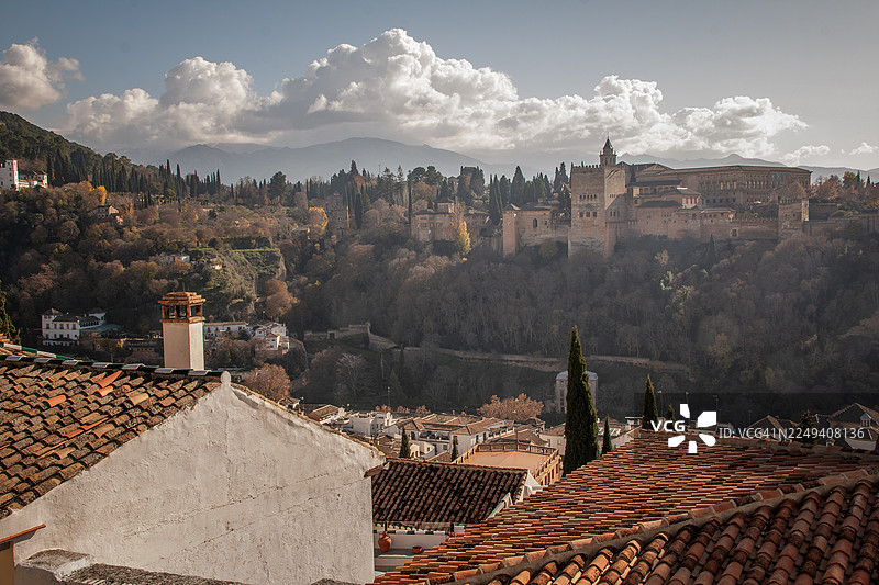 西班牙格拉纳达圣尼古拉斯观景台的阿尔罕布拉宫冬季景观图片素材