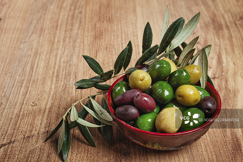 碗中混合了哈尔基迪基橄榄、Verdi giganti 橄榄和卡拉马塔橄榄，俯视视角，无人图片素材