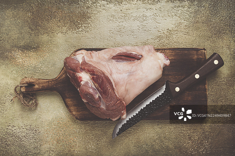 生猪肘肉，放在木质砧板上，特写，俯视，无人图片素材
