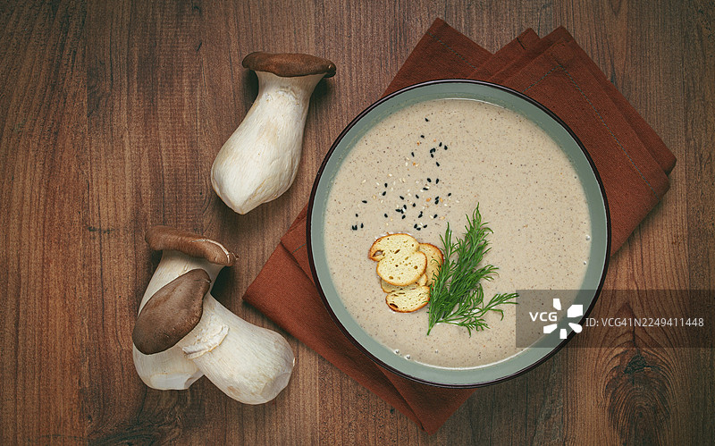 蘑菇奶油汤，配莳萝和烤面包片，杏鲍菇图片素材