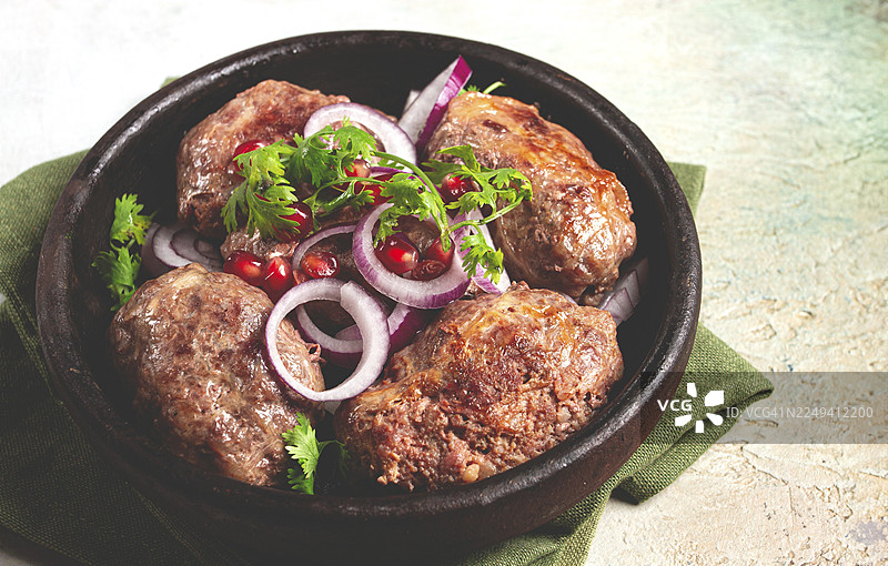 炸阿普哈兹拉，肉饼在油网格上，辣味，格鲁吉亚菜，在克齐上炸制，家常，无人物图片素材