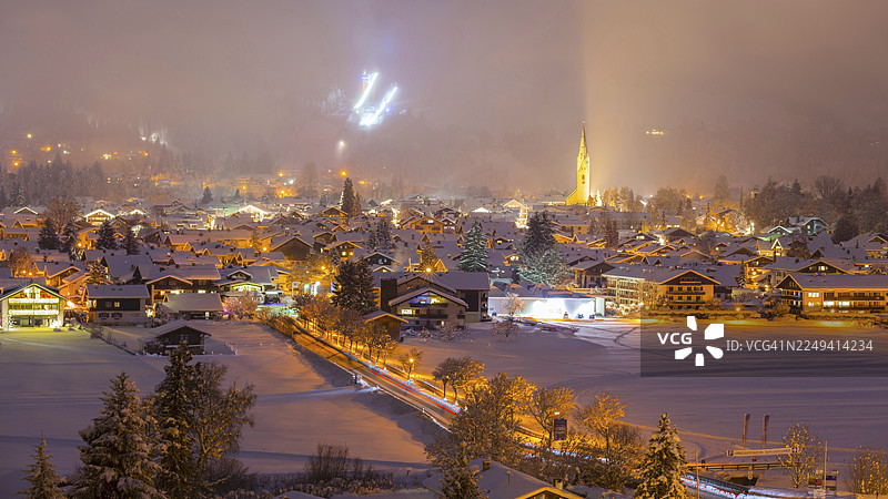 德国巴伐利亚州阿尔高地区奥伯斯多夫，其后是夏腾贝格跳台图片素材