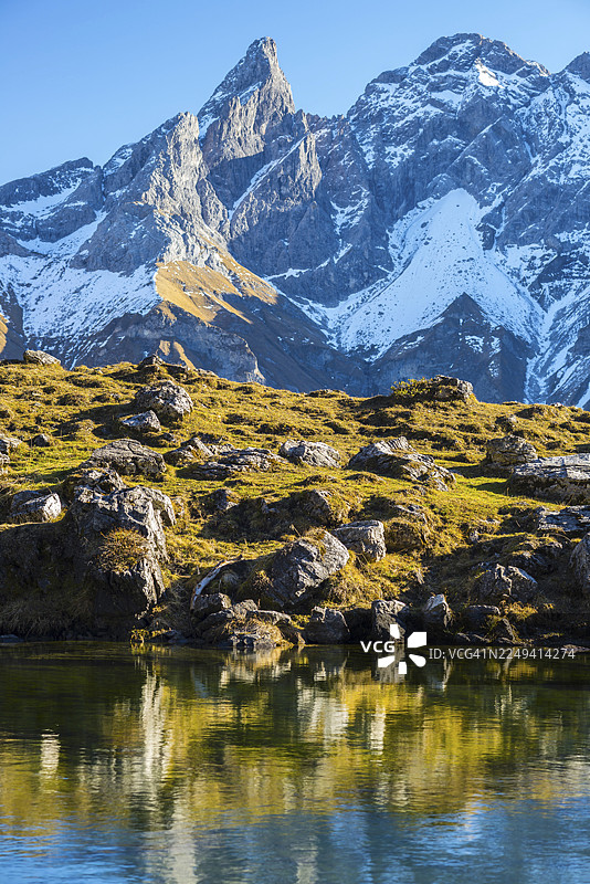德国巴伐利亚州阿尔高阿尔卑斯山脉中部主脊上的古格尔湖全景图片素材