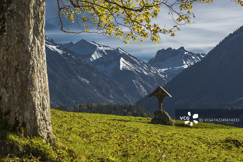 德国巴伐利亚州上阿高地区上奥伯斯多夫，背后是特雷塔赫塔勒山谷的田野十字架图片素材