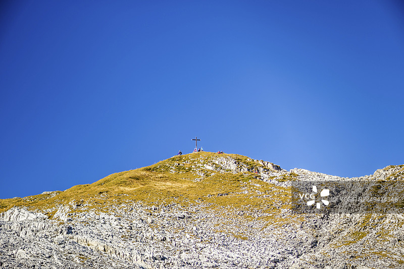 戈特斯阿克高原因地貌,霍赫艾芬山附近的喀斯特地貌,背后是哈嫩科普弗勒山,海拔2085米,位于克莱因瓦尔瑟塔尔,福拉尔贝格州,阿勒高阿尔卑斯山,奥地利图片素材