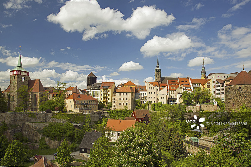 圣米迦勒教堂、水塔和圣彼得大教堂，全景图，拍摄于卢萨蒂亚和平桥，上卢萨蒂亚，萨克森，德国图片素材