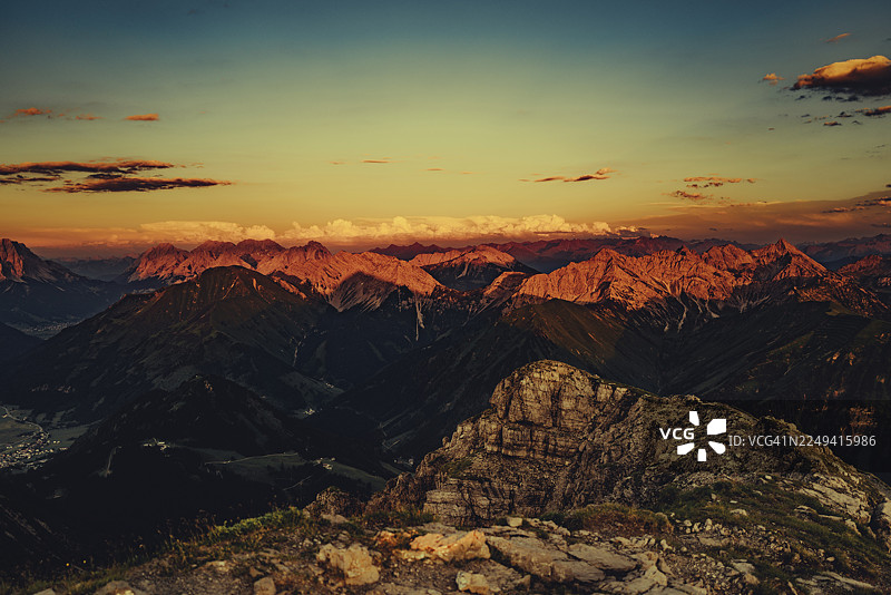 泰罗尔州勒希塔尔山谷的泰纳勒峰日落，可欣赏周围群山的壮丽景色。泰罗尔州，奥地利图片素材