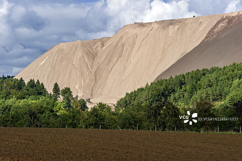 蒙特卡利,K&S钾盐厂的矿渣堆,钾盐矿,钾山或钾盐岩屑,岩盐、硬石膏和粘土的矿渣堆,诺伊霍夫,富尔达,黑森州,德国图片素材