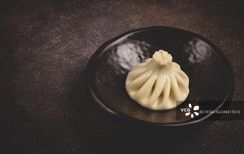 黑色盘子里的一个哈卡里饺子，俯视视角，烹饪概念，格鲁吉亚美食图片素材