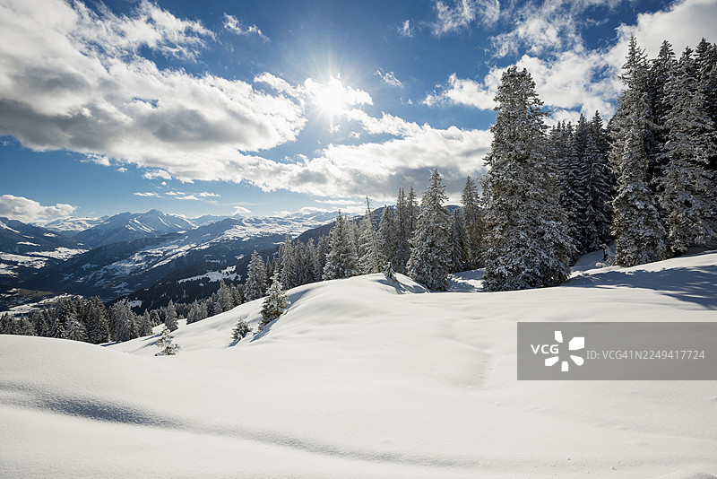 瑞士格劳宾登州，菲利姆斯和拉克斯上方的雪景，俯瞰沃德莱茵河谷图片素材