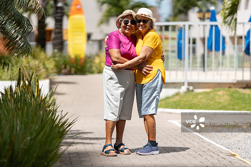 公寓里互相拥抱的老年女性朋友图片素材