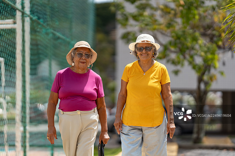 老年女性朋友们在户外散步图片素材